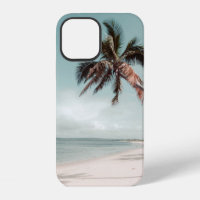 Playa junto a palmera de coco