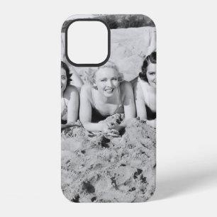 Funda Para iPhone 12 Portrait of five young women lying on the beach an