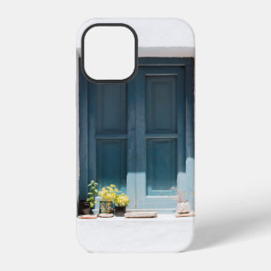 FUNDA PARA iPhone 12 PUERTA DE MADERA AZUL EN PARED DE HORMIGÓN BLANCO