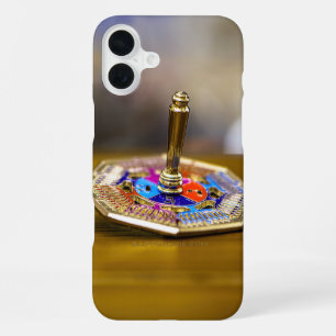 Funda Para iPhone 16 Plus Regalo de dreidel de Hanukkah SlipperyJoe base oct