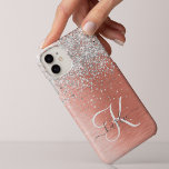 Funda Para iPhone 14 Pro Max Rosa Gold Bonito Girly Silver Purpurina Sparkly<br><div class="desc">Personaliza fácilmente este diseño de estuche de teléfono de moda de moda con un purpurina brillante de bonito plateado sobre un fondo metálico rosa de color dorado.</div>