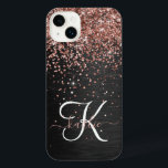 Funda Para iPhone 14 Plus Rosa personalizado Purpurina de oro Monograma de e<br><div class="desc">Personaliza fácilmente este elegante diseño de estuches de teléfono de moda con purpurina rosa de oro brillante en un fondo metálico negro cepillado.</div>