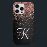 Rosa personalizado Purpurina de oro Monograma de e<br><div class="desc">Personaliza fácilmente este elegante diseño de estuches de teléfono de moda con purpurina rosa de oro brillante en un fondo metálico negro cepillado.</div>