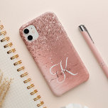 Funda Para iPhone 14 Rose Gold Brushed Metal Glitter Monogram Name<br><div class="desc">Easily personalize this trendy chic phone case design featuring pretty rose gold sparkling glitter on a rose gold brushed metallic background.</div>