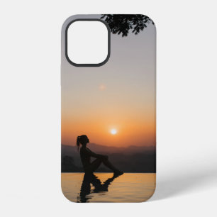 Funda Para iPhone 12 Silhouette de mujer sentada al borde de la eternid