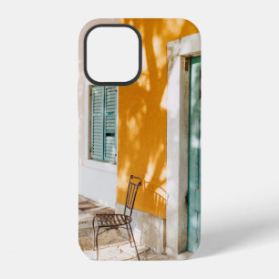 Funda Para iPhone 12 Silla de metal negro cerca de la puerta
