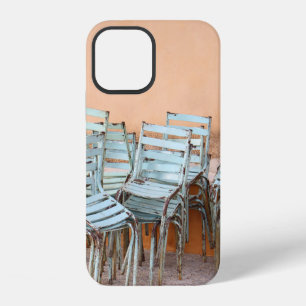 FUNDA PARA iPhone 12 SILLAS AZULES DE ESPALDAR CERCA DE LA PARED PINTAD