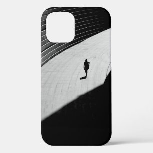 FUNDA PARA iPhone 12 SILUETA DE UNA PERSONA CAMINANDO SOBRE FL CONCRETO