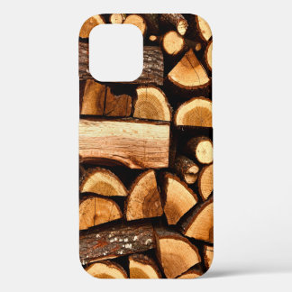 Funda Para iPhone 12 Textura. Pila de leña cortada almacenada, invierno