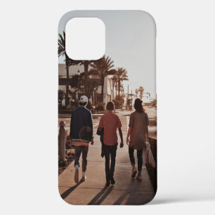 Funda Para iPhone 12 Tres personas caminando cerca de palmeras