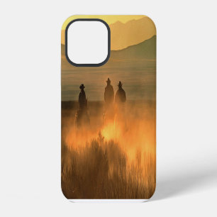 Funda Para iPhone 12 Trío de Vaqueros: Gallop de fondo montañoso.