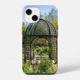 Funda Para iPhone 14 un cenador en un hermoso paisaje de jardín