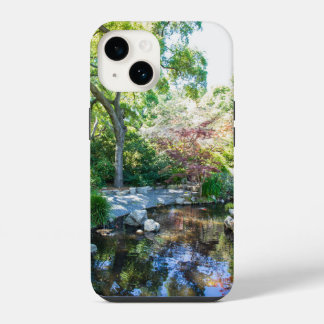 Funda Para iPhone 14 un estanque de remolinos en el jardín del Descanso