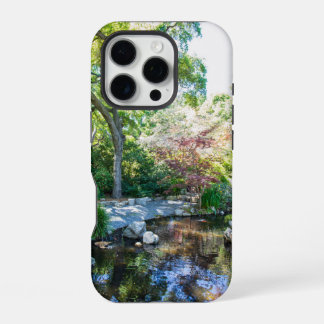 Funda Para iPhone 16 Pro un estanque de remolinos en el jardín del Descanso