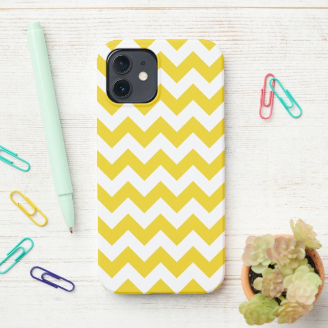 Funda Para iPhone Zigzag amarillo, chevron amarillo, patrón geométri (En el escritorio)