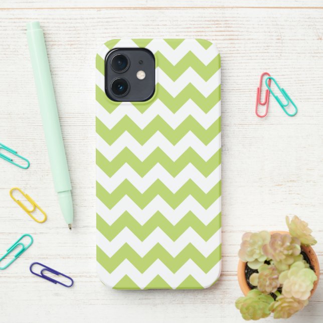 Funda Para iPhone Zigzag verde, Chevron verde, patrón geométrico (En el escritorio)