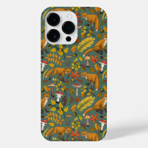 Funda Para iPhone 14 Pro Max zorros otoñales sobre verde pino