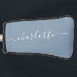 Funda Para Palo De Golf Elegante guión azul turbio nombre moderno personal<br><div class="desc">Elegante Dusty Blue Script Nombre Cubierta Personalizada de Cabeza de Golf</div>