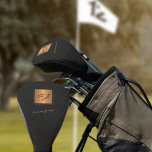 Funda Para Palo De Golf Elegante nombre de guión monocromático de oro negr<br><div class="desc">Elegante y lujoso diseño,  con una exclusiva cubierta monogramada de oro con una falsa plaza de oro sobre un elegante fondo de cuero negro (impreso).             Personalízalo con el nombre de la firma del guión blanco y las iniciales del nombre del monograma.</div>