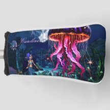 La sirena cutánea mira a las hermosas medusas