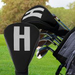 Funda Para Palo De Golf Negro y gris Minimalista inicial sobredimensionado<br><div class="desc">Negrita y minimalista, cubierta de la cabeza de golf personalizado, con su elección inicial. Este diseño presenta una tipografía sans serif sobredimensionada en gris sobre un fondo negro. La plantilla está configurada para que usted cambie la letra pero, si usted desea editar los colores también, por favor haga clic en...</div>