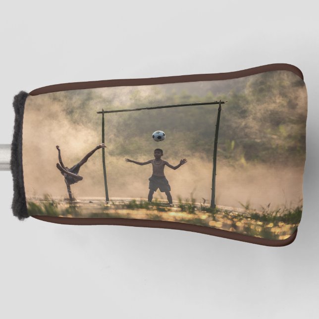 Funda Para Palo De Golf Niño pateando un fútbol en el agua (Anverso)