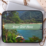 Funda Para Portátil A Yelapa View 0828<br><div class="desc">Pintura de la colección "A Yelapa View 0828" Proteja su portátil con un funda para portátil personalizado. Estas mangas livianas y resistentes al agua se ven muy bien con este diseño tropical. Ideal para viajes o para uso diario. Las mangas para portátiles personalizados tienen tres tamaños para adaptarse a su...</div>