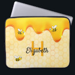 Funda Para Portátil Abejas torrenciales de miel dorada de abeja goteo<br><div class="desc">Fondo amarillo y blanco con un patrón de abeja y abejas sonrientes felices. Decorado con miel dulce y dorada goteando. Plantillas para su nombre y letra de monograma,  letras doradas y negras. El nombre se escribe con un guión de estilo con letras a mano.</div>