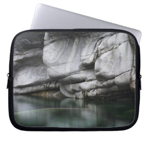 Funda Para Portátil Acantilado redondeado de la roca por el río de