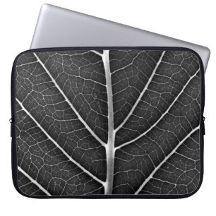 Funda Para Portátil Acercamiento de la hoja brillante en blanco y negr
