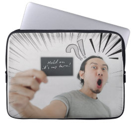 Funda Para Portátil ¡Aguanta, Es Mi Turno! – Diseño de Expresión Cómic