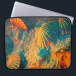 Funda Para Portátil Aguas marinas y arena<br><div class="desc">Imagen artística de algunas conchas de vieiras en una playa de arena. Las conchas y la arena son un naranja verde verde azulado vibrante y oxidado. Bonitas texturas e iluminación. Una imagen deliciosamente suave y brillante. Ideal para los amantes de la playa.</div>