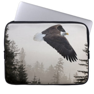 Funda Para Portátil Águila calva volando a través de la niebla