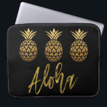 Funda Para Portátil Aloha Tropical Pineapple Negro y Relieve metalizad<br><div class="desc">La tipografía de oro de Aloha Faux y el Funda de piña tropical son un lugar divertido al estilo del sol.</div>