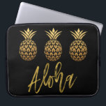 Funda Para Portátil Aloha Tropical Pineapple Negro y Relieve metalizad<br><div class="desc">La tipografía de oro de Aloha Faux y el Funda de piña tropical son un lugar divertido al estilo del sol.</div>