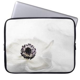 Funda Para Portátil Alto ranúnculo blanco dominante del zen en fondo