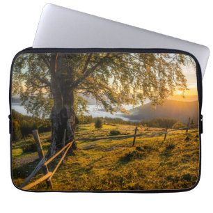 Funda Para Portátil Amanecer brumoso en un bosque