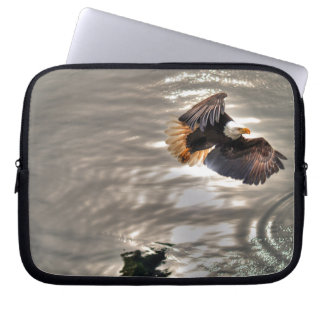 Funda Para Portátil American Bald Eagle Flying Over Ocean