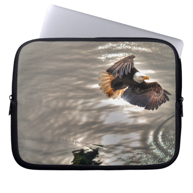 Funda Para Portátil American Bald Eagle Flying Over Ocean (Frente)