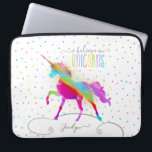Funda Para Portátil Añada el purpurina personalizado nombre del oro<br><div class="desc">Un unicornio del arco iris en un cielo de lunares y del purpurina… el regalo perfecto para un chica especial que cree en magia y unicornios.</div>
