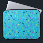 Funda Para Portátil Años 1980 Estilo Memphis azul brillante rosa neón<br><div class="desc">Destacar con esta funky funda de portátil estilo Memphis de los años 80 bajo tu brazo! Este diseño presenta gafas azules,  rosas calientes,  negras y amarillas,  triángulos,  diamantes y círculos.</div>