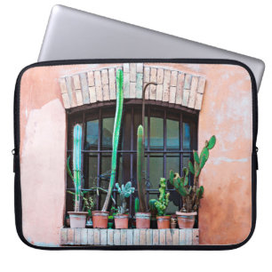 Funda Para Portátil Antigua ventana abandonada con un grupo de flor de