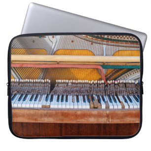 Funda Para Portátil Antiguo piano vintage con la tapa apagada. Una rui
