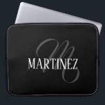 Funda Para Portátil Apellido personalizado elegante negro | Nombre<br><div class="desc">Black Elegant Nombre Personalizado. Puede elegir agregar su nombre,  el nombre de un ser querido o un mensaje especial. Ya sea un regalo sincero para alguien querido o un regalo personal,  la elección es tuya.</div>