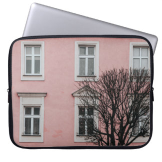 FUNDA PARA PORTÁTIL ÁRBOL DESCUBIERTO FRENTE A UN EDIFICIO DE COLOR RO
