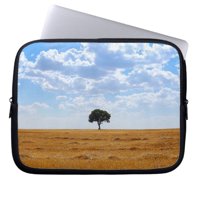 Funda Para Portátil Árbol en un campo de trigo cosechado (Frente)