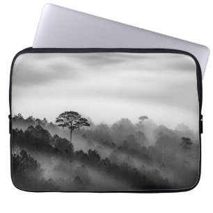 Funda Para Portátil Árbol grande en bosque del pino en la niebla