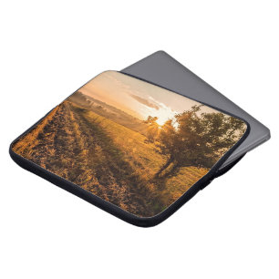 Funda Para Portátil Árbol solitario en el campo de niebla en amanecer