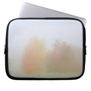 Funda Para Portátil Árboles de la caída cubiertos en niebla