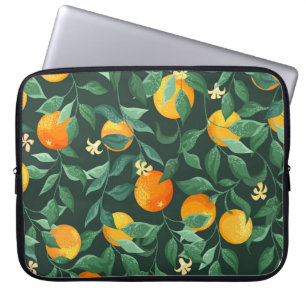 Funda Para Portátil árboles naranjas, ramas floridas en una playa verd